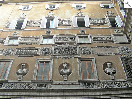 Fassade zu einem Innenhof des Palazzo Mattei